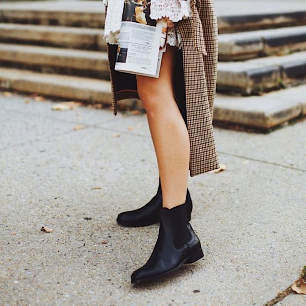 $369 Frye Melissa Chelsea Black Genuine Leather Comfy Low Heel Short Ankle Boot - Picture 4 of 16